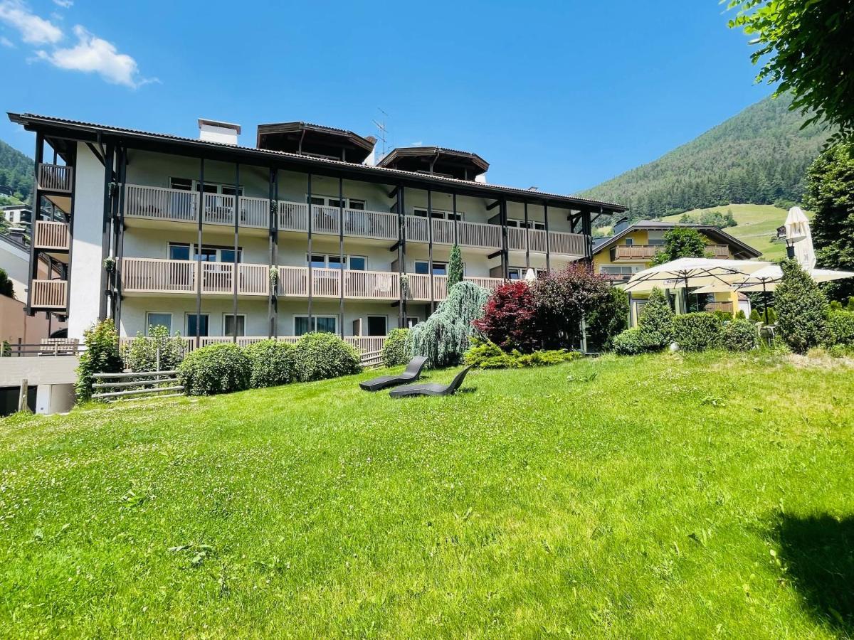 Residence Hotel Alpinum Campo Tures Bagian luar foto
